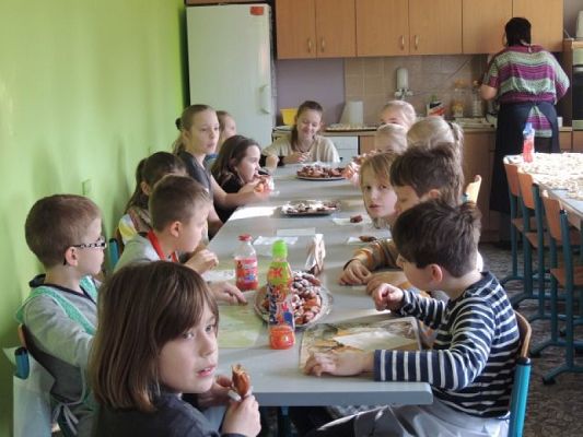  Grafika #6: "POWIEDZIAŁ BARTEK, ŻE DZIŚ TŁUSTY CZWARTEK, A BARTKOWA UWIERZYŁA, SMACZNYCH PĄCZKÓW NASMAŻYŁA" grafika