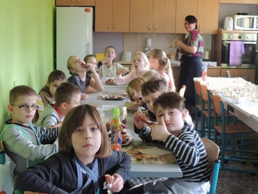  Grafika #7: "POWIEDZIAŁ BARTEK, ŻE DZIŚ TŁUSTY CZWARTEK, A BARTKOWA UWIERZYŁA, SMACZNYCH PĄCZKÓW NASMAŻYŁA" grafika