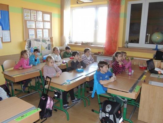  Grafika #0: KURTYNA W GÓRĘ! grafika