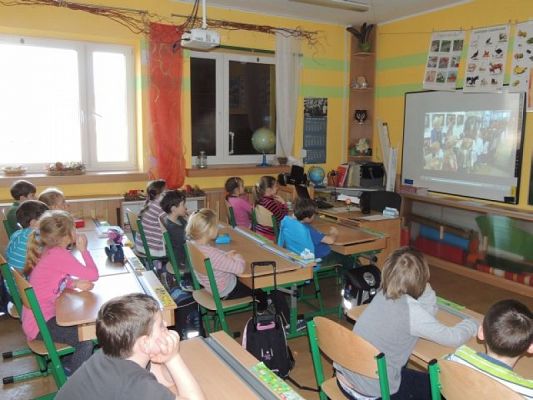  Grafika #1: KURTYNA W GÓRĘ! grafika