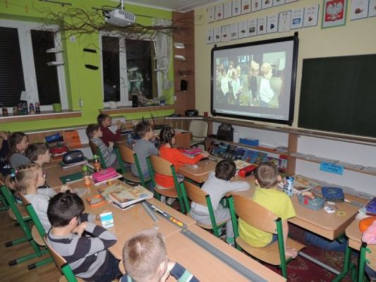  Grafika #4: KURTYNA W GÓRĘ! grafika