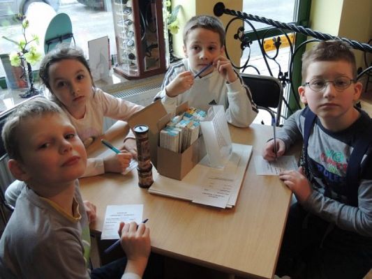  Grafika #1: Z WIZYTĄ W SALONIE OPTYCZNYM grafika