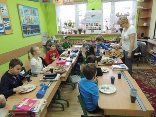  Grafika #1: PRZEDŚWIĄTECZNE PIECZENIE PIERNIKÓW grafika