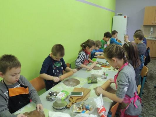  Grafika #0: PRZEDŚWIĄTECZNE PIECZENIE PIERNIKÓW grafika