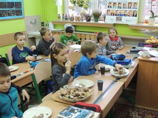  Grafika #2: PRZEDŚWIĄTECZNE PIECZENIE PIERNIKÓW grafika