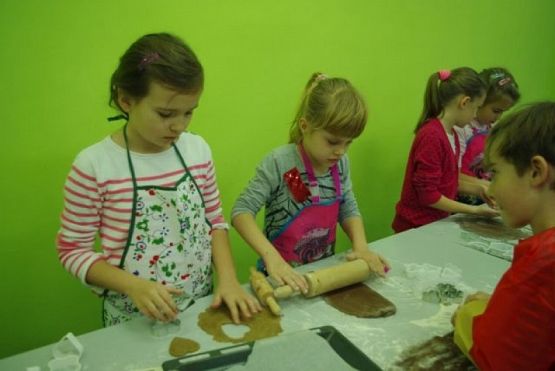  Grafika #3: PRZEDŚWIĄTECZNE PIECZENIE PIERNIKÓW grafika