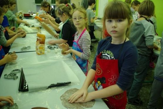  Grafika #4: PRZEDŚWIĄTECZNE PIECZENIE PIERNIKÓW grafika