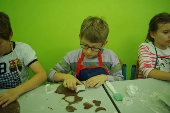  Grafika #5: PRZEDŚWIĄTECZNE PIECZENIE PIERNIKÓW grafika