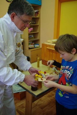  Grafika #8: WIZYTA PANA PSZCZELARZA grafika