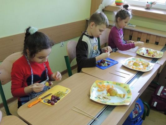  Grafika #1: JEŻYKI NA JABŁKACH grafika