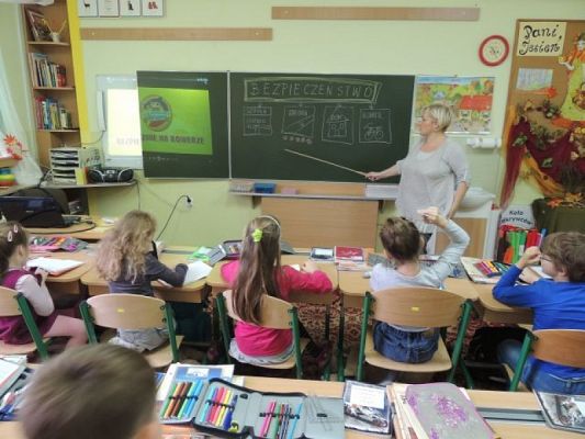  Grafika #1: UCZYMY SIĘ RAZEM Z PUCHATKIEM – JESTEŚMY BEZPIECZNI W DOMU, W SZKOLE I W DRODZE DO SZKOŁY. grafika