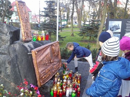  Grafika #3: ODWIEDZAMY MIEJSCA PAMIĘCI NARODOWEJ W LĘBORKU grafika