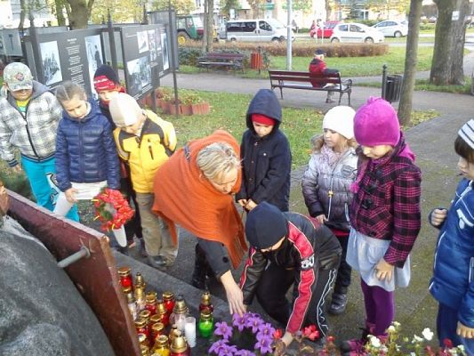  Grafika #4: ODWIEDZAMY MIEJSCA PAMIĘCI NARODOWEJ W LĘBORKU grafika