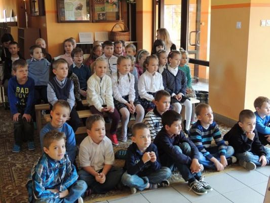  Grafika #1: TEATRZYK KUKIEŁKOWY "CZERWONY KAPTUREK" grafika