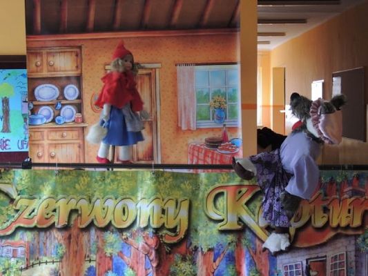  Grafika #3: TEATRZYK KUKIEŁKOWY "CZERWONY KAPTUREK" grafika