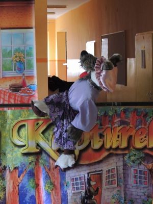  Grafika #4: TEATRZYK KUKIEŁKOWY "CZERWONY KAPTUREK" grafika