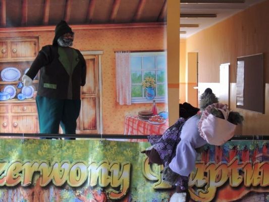  Grafika #5: TEATRZYK KUKIEŁKOWY "CZERWONY KAPTUREK" grafika