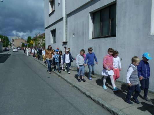  Grafika #1: Wyjście na proekologiczne przedstawienie edukacyjne pt. Dorotka po drugiej stronie tęczy grafika