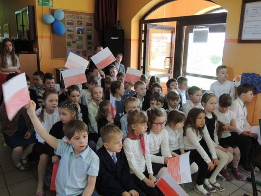  Grafika #1: Uroczysty apel z okazji rocznicy uchwalenia Konstytucji 3 Maja grafika