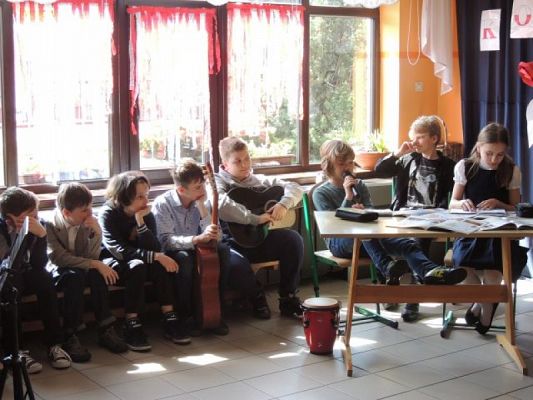  Grafika #3: Uroczysty apel z okazji rocznicy uchwalenia Konstytucji 3 Maja grafika