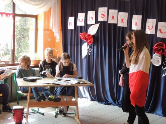  Grafika #5: Uroczysty apel z okazji rocznicy uchwalenia Konstytucji 3 Maja grafika