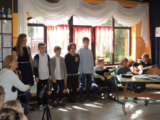  Grafika #7: Uroczysty apel z okazji rocznicy uchwalenia Konstytucji 3 Maja grafika