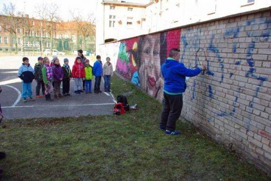  Grafika #1: Graffiti is the rhythm of the city grafika