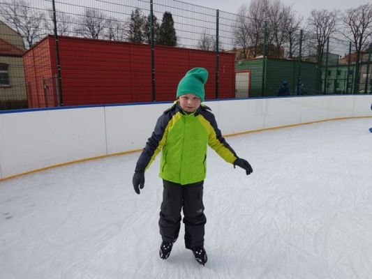  Grafika #1: Lekcja wf na lodowisku grafika