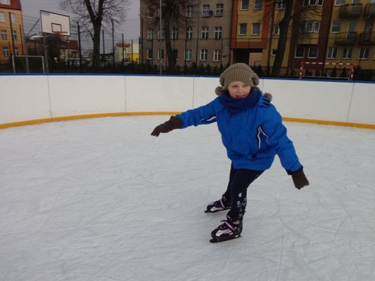  Grafika #2: Lekcja wf na lodowisku grafika