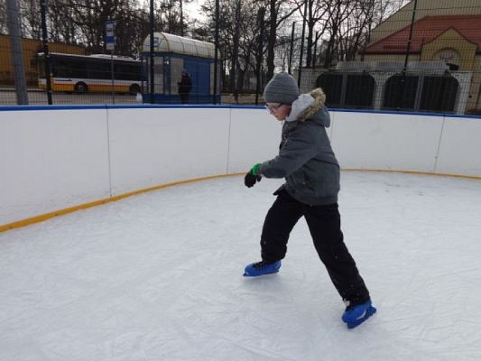  Grafika #4: Lekcja wf na lodowisku grafika