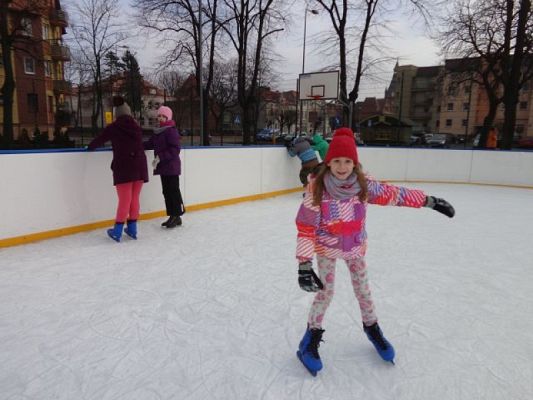  Grafika #5: Lekcja wf na lodowisku grafika