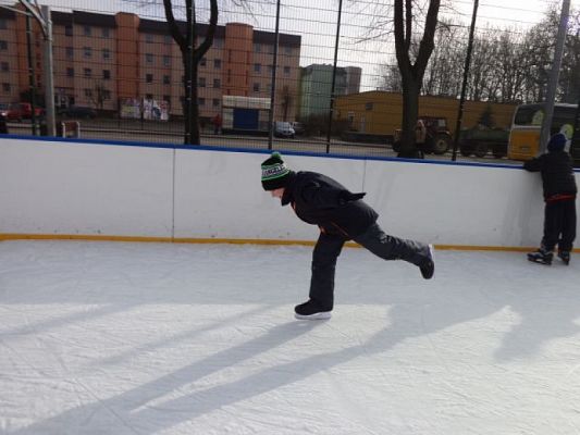  Grafika #6: Lekcja wf na lodowisku grafika