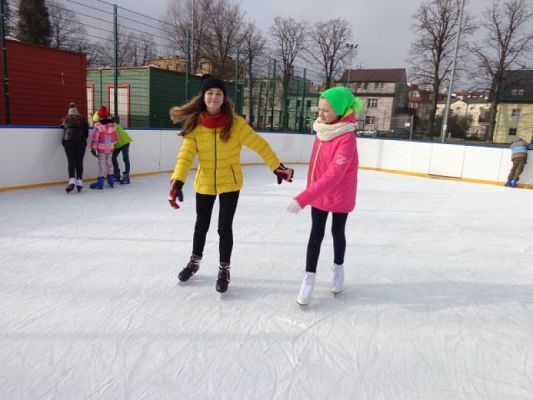  Grafika #7: Lekcja wf na lodowisku grafika