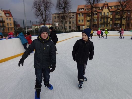  Grafika #8: Lekcja wf na lodowisku grafika