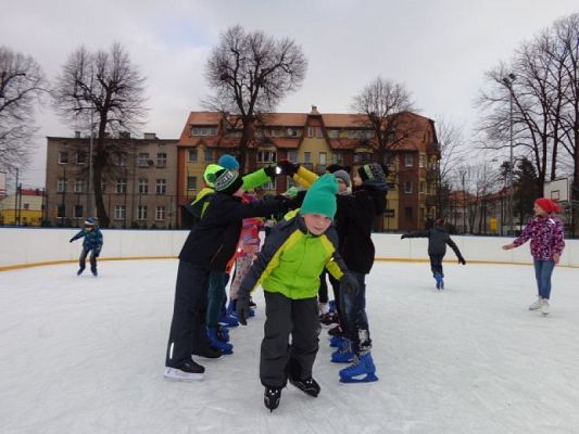  Grafika #9: Lekcja wf na lodowisku grafika