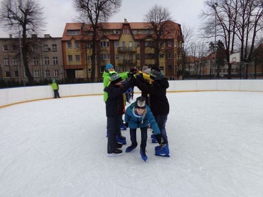  Grafika #10: Lekcja wf na lodowisku grafika