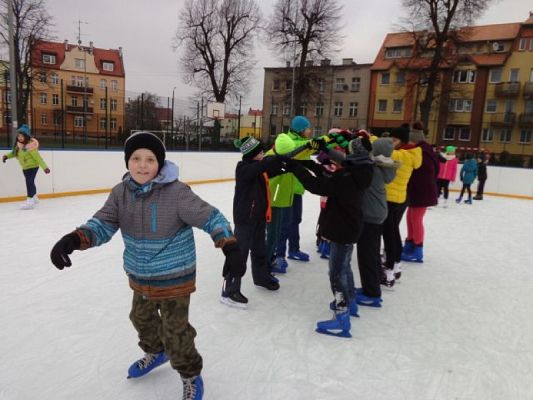  Grafika #11: Lekcja wf na lodowisku grafika