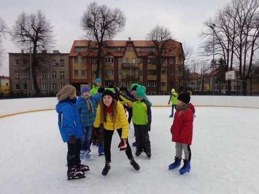  Grafika #12: Lekcja wf na lodowisku grafika