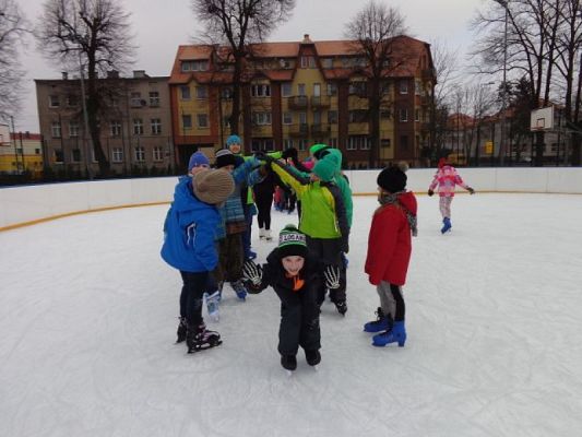  Grafika #13: Lekcja wf na lodowisku grafika