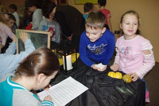  Grafika #2: Dziś cień wosku ci ukaże, co ci życie niesie w darze grafika