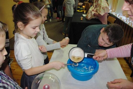  Grafika #7: Dziś cień wosku ci ukaże, co ci życie niesie w darze grafika