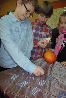  Grafika #8: Dziś cień wosku ci ukaże, co ci życie niesie w darze grafika