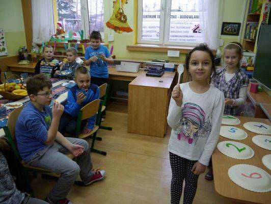  Grafika #14: Dziś cień wosku ci ukaże, co ci życie niesie w darze grafika