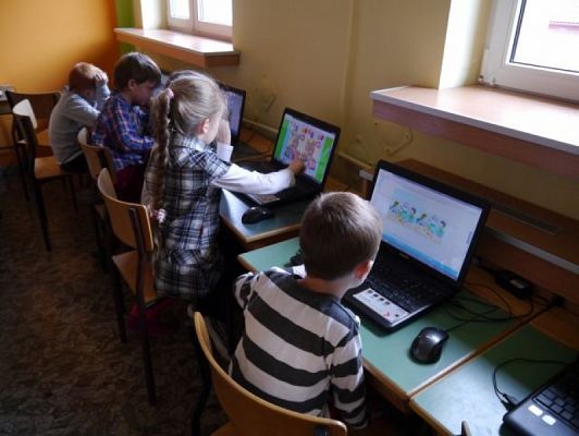 Grafika #0: Ia w sali komputerowej grafika