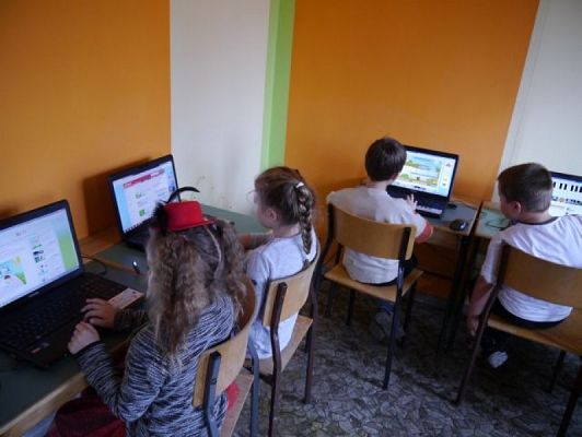 Grafika #2: Ia w sali komputerowej grafika