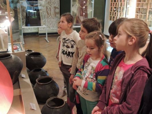  Grafika #1: Lekcja muzealna Archeolog – praca w terenie i gabinecie grafika