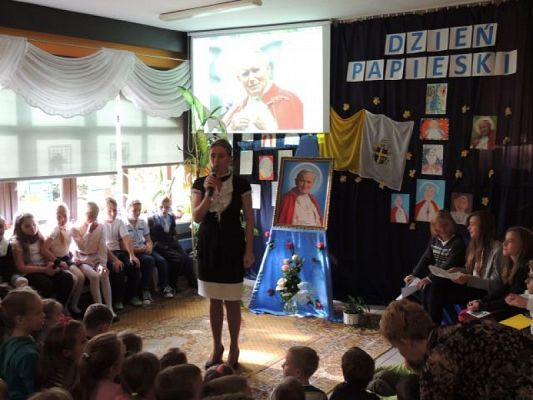  Grafika #0: Wy jesteście solą dla ziemi i światłem dla świata – uroczysty apel upamiętniający pontyfikat Jana Pawła II grafika