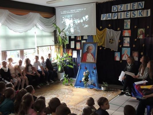  Grafika #2: Wy jesteście solą dla ziemi i światłem dla świata – uroczysty apel upamiętniający pontyfikat Jana Pawła II grafika