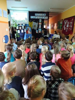  Grafika #3: Wy jesteście solą dla ziemi i światłem dla świata – uroczysty apel upamiętniający pontyfikat Jana Pawła II grafika