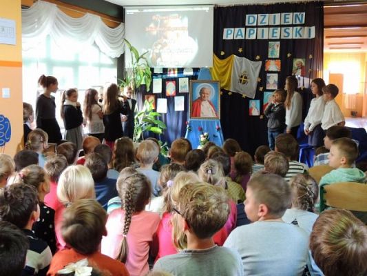  Grafika #6: Wy jesteście solą dla ziemi i światłem dla świata – uroczysty apel upamiętniający pontyfikat Jana Pawła II grafika